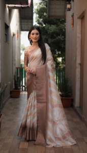 Sari en soie douce dola de qualité supérieure avec des impressions numériques partout avec une bordure de tissage Jeri des deux côtés - Product Image 2