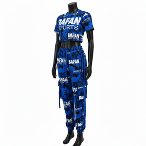 ชุดเซ็ตผู้หญิงพรีเมียม ผ้าคอตตอนโพลีเอสเตอร์สแปนเด็กซ์ 240 GSM สีน้ำเงินดำ ลายกราฟิก เสื้อครอปท็อป กางเกงจ็อกเกอร์ทรงคาร์โก้ พร้อมปักโลโก้ตามสั่ง - Product Image 4