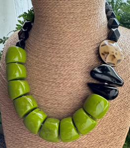 Collier en résine pour femme au design classique avec motif unique, bijoux de mode pour les occasions de Noël, fabriqué en Inde - Product Image 6