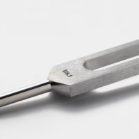Diapasón Manual de Acero Inoxidable Plateado de 136.1HZ Premium para Diagnóstico, Sanación, Relajación, Alivio del Estrés, Meditación y Terapia de Sonido