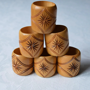 Rond de serviette en bambou sculpté à la main fabriqué au Vietnam matériau écologique pour la décoration de la maison et de la vaisselle en gros - Product Image 1