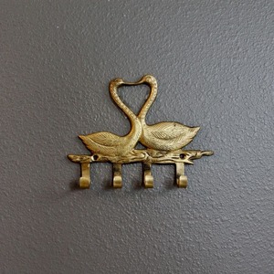 Crochet mural décoratif fonctionnel en aluminium pour les entrées et les chambres à coucher des salons gardant les murs organisés et élégants - Product Image 2