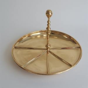 Assiette de présentation décorative en aluminium de luxe avec trois compartiments ronds en finition or antique pour le dîner. - Product Image 1