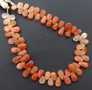 ลูกปัดพลอยซันสโตนสีส้มประกายรุ้ง ขนาด 7-10 มม. ความยาว 9 นิ้ว ลูกปัดพลอยซันสโตนแอฟริกาทรงลูกแพร์ ขัดเงาเรียบ สำหรับทำเครื่องประดับ - Product Image 1