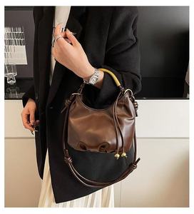 กระเป๋าถือผู้หญิงลายสัตว์แบบมินิมอลทันสมัย ดีไซน์จีบ วัสดุ PU พร้อมซิปและตัวล็อคแบบ Hasp - Product Image 1