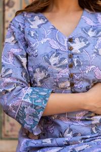 Robe Bohème Nirmala Imprimée à la Main en Bloc de Couleur Longueur Cheville Florale Lilas Bleu Casual Occasionnelle Faite à la Main Mode Éthique - Product Image 6