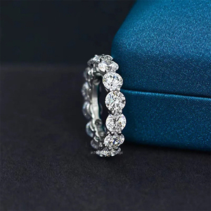 Alianza de boda de oro blanco sólido de 14K con anillo de eternidad de moissanita de corte redondo de 3,50 quilates, anillo apilable a juego hecho a mano - Product Image 2