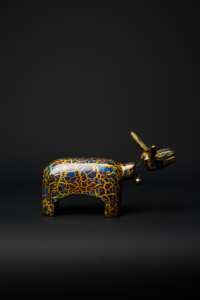 Statue de buffle en laque verte de luxe avec cloche - Figurine de taureau vietnamienne artisanale Feng Shui pour la décoration intérieure et cadeau d'affaires - Product Image 4
