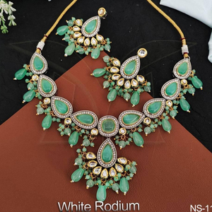 Ensemble collier court Kundan Stones blanc plaqué rhodium belle tenue de fête Designer Kundan - Product Image 1