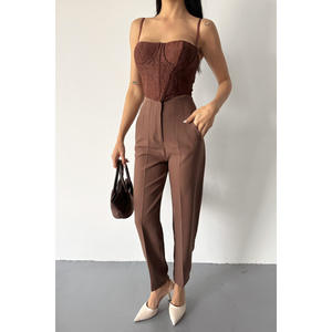 Pantalon en satin marron pour femme avec détails froncés - Product Image 2