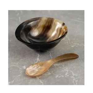 Bol en corne naturelle polie artisanale avec un design écologique et une forme organique pour servir des collations ou des salades - Product Image 6