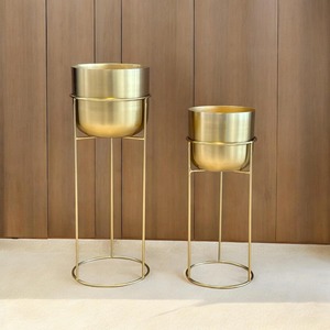 Jardinière simple en métal doré pour la décoration intérieure, idéale pour les coins du salon, l'affichage moderne des plantes et les espaces restreints - Product Image 1