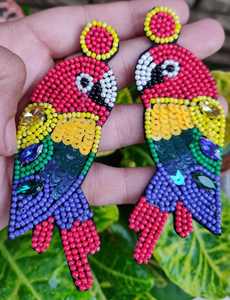 Pendiente ligero bordado de diseño de loro de calidad superior para mujeres y niñas Pendientes de pájaro de diseño único y fresco Pendientes de gota - Product Image 2