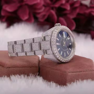Reloj de pulsera ostentoso de lujo de alta calidad, esfera azul completamente helada, caja de acero monocromática VVS Moissanite con esfera de fecha, Trendsetters - Product Image 3