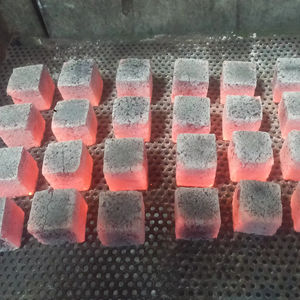 Charbon de bois indonésien pour narguilé, fabriqué à partir de coquilles de noix de coco, garantit une expérience de fumer authentique - Product Image 1