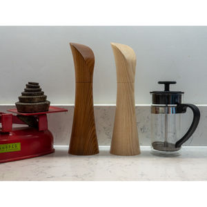 Ensemble élégant de salière et poivrière en acier inoxydable poli et cuivre, idéal pour le rangement et l'organisation de la table des ustensiles de cuisine - Product Image 5