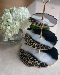 Support à gâteau en résine époxy à 3 niveaux avec bords en forme de tige en métal plaqué or essentiel pour l'anniversaire par Tradebit - Product Image 4