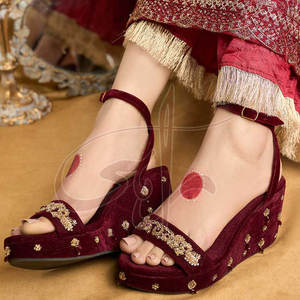 Sandales à talons brodées faites à la main sur mesure avec semelle extérieure en cuir véritable antidérapante, dessus en velours, nouvelle arrivée, vente en gros - Product Image 4