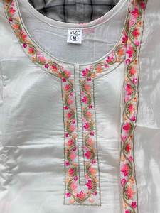 Комплект в северноиндийском стиле: очень красивая курти с круглым вырезом из мягкого шелка Банараси, длина до колена, с панталонами и дупаттой, для особых случаев/праздников. - Product Image 5