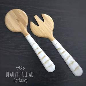 Cuillère à salade en résine époxy brillante unique faite à la main fourchette en bois décorative pour la maison, la cuisine et le restaurant - Product Image 2