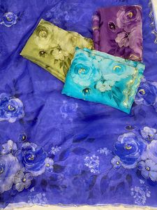 Sarees เหล่านี้มีผ้าออแกนซ่าแท้ปักเลื่อมลายดอกไม้ด้วยมือพร้อมด้วยงานฝีมือเย็บปักถักร้อยแบบเต็มรูปแบบของ Tikki - Product Image 6