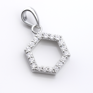 จี้รูปหกเหลี่ยมเรียบง่ายสำหรับผู้หญิงจาก Rhaya Jewels ขายส่ง ทำจากเงินสเตอร์ลิงชุบโรเดียม ประดับด้วยเพชรคิวบิกเซอร์โคเนีย ขนาด 22x12 มม. เหมาะสำหรับใส่ทุกวัน - Product Image 4