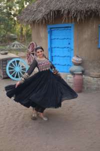 Traje de moda de calidad de exportación India Faux Blooming Fabric Kurti Pant & Dupatta con Kutchi Gamthi Work Online Shopping India - Product Image 3