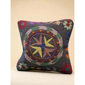 Funda de Cojín Bordada a Mano Suzani de 45 x 45 cm, Elegante Accesorio para Almohada - Product Image 3