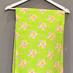 Tissu en coton vert lime : Tissu imprimé à la main avec des motifs d'oiseaux et de fleurs, vendu au mètre - Product Image 1