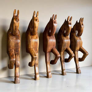 Adorno de Caballo Tallado Estilo Real para Decoración y Accesorios de Oficina - Product Image 1