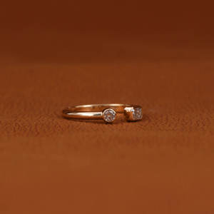 Bague de fiançailles solitaire de luxe classique en or 14 carats avec diamant de laboratoire taille émeraude et taille rond, sertie clos - Product Image 6