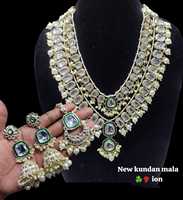 Parure de bijoux de mariée de haute qualité en alliage doré ethnique avec perles blanches et Kundan vert, comprenant collier, boucles d'oreilles, bague et bracelet
