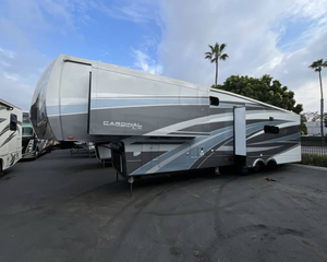 Precio de Subasta Autocaravana Usada Forest River Cardinal Luxury 380RLX 2023, Interiores Espaciosos, Una Habitación, 4-6 Pasajeros, Euro 5 en Venta - Product Image 4