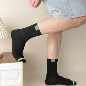 Vente en gros de chaussettes tricotées bon marché personnalisées pour hommes Chaussettes respirantes décontractées pour adultes Design solide pour le printemps, les affaires et l'hiver - Product Image 5