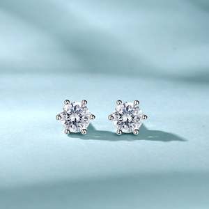 Boucles d'oreilles clous personnalisées Jeulia en argent sterling avec couronne et diamant, cadeau pour elle - Product Image 4