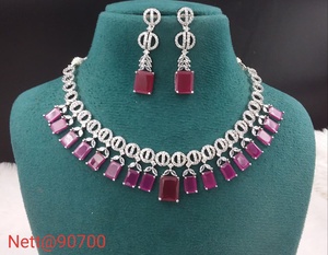 Hermoso conjunto de joyas de diamantes americanos para mujer collar y pendientes brillantes perfectos para cualquier ocasión - Product Image 1