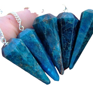 Péndulo espiritual de apatita azul pulido para una curación emocional profunda, enfoque amoroso, trabajo intuitivo y uso decorativo - Product Image 1