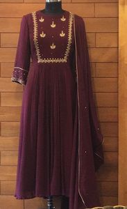 Beau et superbe travail de broderie sur une robe longue Kurta et un pantalon élégants avec des perles de verre en cristal pour toutes les occasions - Product Image 2