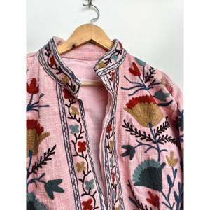 Chaqueta Varsity Acolchada de Algodón Indio con Cuello Mandarín, Bordada a Mano, Reversible, de Satén, Estilo Boho, Talla XL, Prenda Exterior Sostenible - Product Image 2