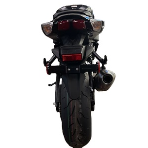 Moto Super Sport de taille moyenne 750 cm³ à refroidissement liquide - Product Image 1