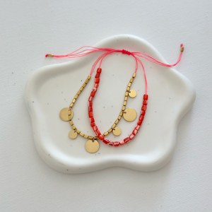 สร้อยข้อมือลูกปัดสีแดงสไตล์โบฮีเมียนสไตล์โบฮีเมียนปรับได้พร้อมจี้เหรียญทองสแตนเลสพร้อมรูปแบบตัวเลขไข่มุกเพชร - Product Image 1