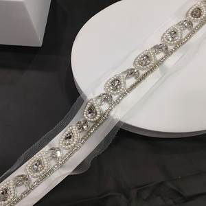 Diseñador hecho a mano diamante y Moti tela de encaje Floral con cuentas borde de encaje en red suave para ropa de novia - Product Image 4