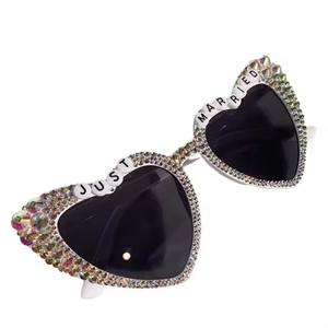 Hermosas gafas de sol ''JUST MARRIED'' fantásticas, accesorios perfectos para eventos nocturnos y fiestas temáticas. - Product Image 4