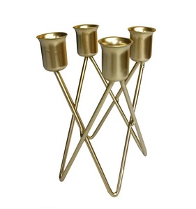 Soporte de vela de metal atemporal Detalles adornados hechos a mano para una sofisticada decoración interior de Navidad y ocasiones especiales - Product Image 1