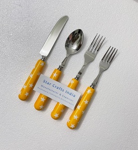 Ensemble de couverts élégants en acier inoxydable avec poignée en résine rose clair et argenté pour la table à manger, la vaisselle et les couverts - Product Image 2