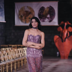 Robe de cocktail longue et respirante en maille poly pour dames élégantes Robe de soirée pleine longueur avec perles perlées et antistatique à l'avant - Product Image 1