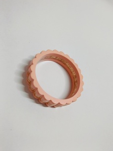 Nuevo brazalete de resina de gran venta en plata y brillo rojo 2025 - Product Image 5