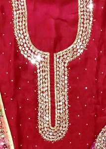 Costumes de soirée en soie brodés à la main de créateur moderne pour femmes, style traditionnel indien avant-gardiste pour les fêtes - Product Image 2