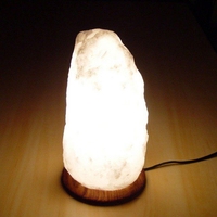 Lampe en sel de l'Himalaya blanc 6-8 kg, lumière blanc chaud, base en bois, décoration intérieure, ionisante 20m², 15 W, fabriquée au Pakistan