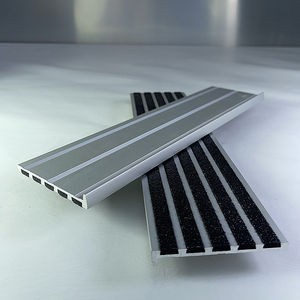 Profilo antiscivolo per gradini in metallo resistente allo scivolamento per bordi delle scale - Product Image 1
